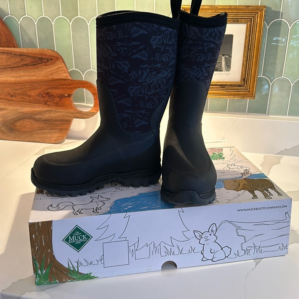 Kids muck boots mountain design never warn buy tags removed but in box. Size 1